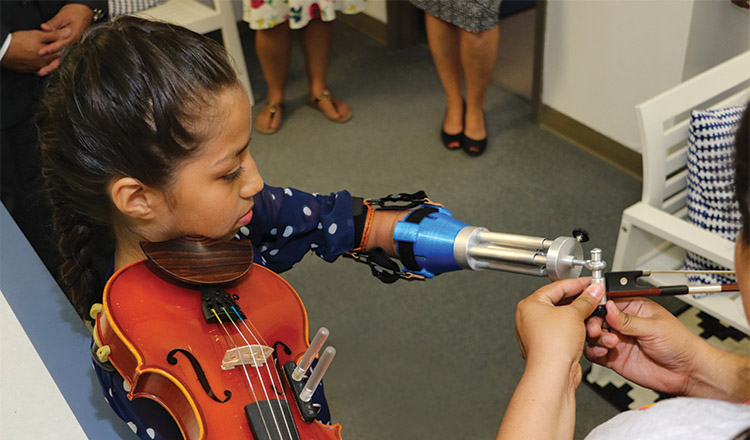 Yaretzi using her prostetic arm