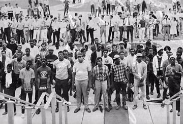 A group of students at the steps of Hovde