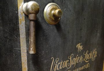 Vault lock and handle