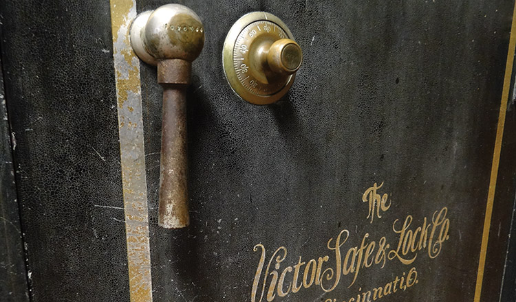 Vault lock and handle